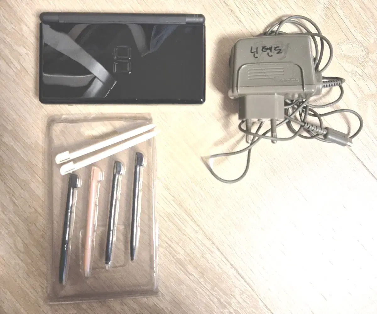 Nintendo DS Lite Black, Touch Pen, Charger