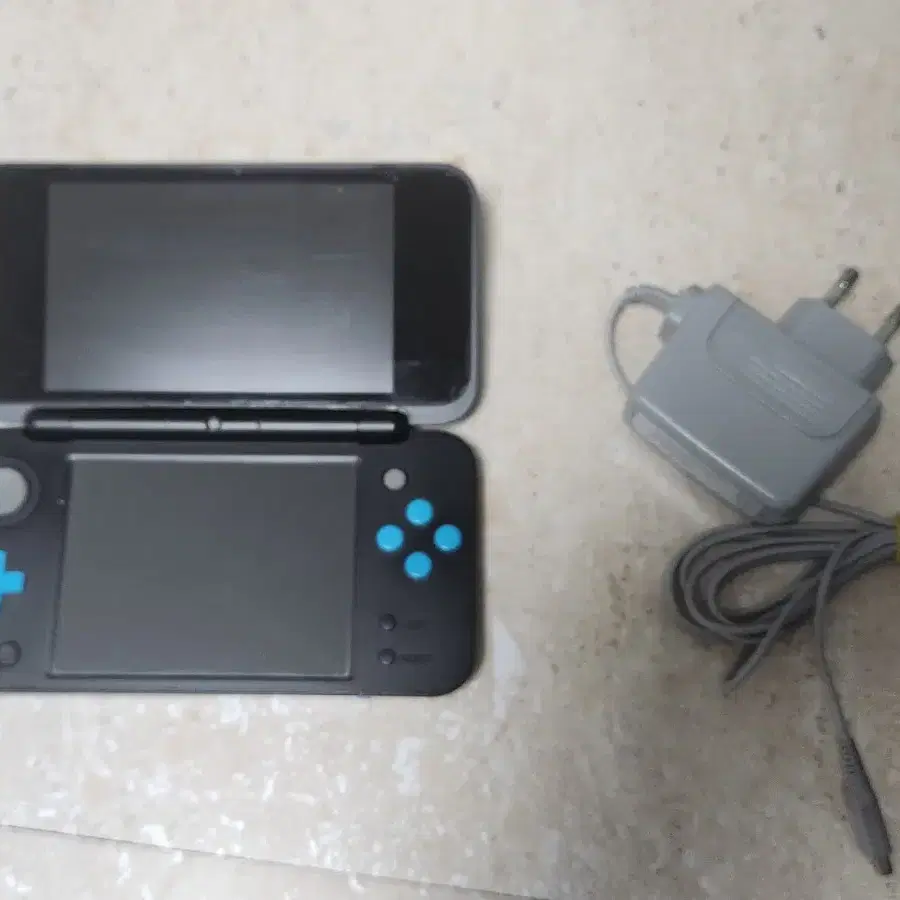 닌텐도 2ds xl 팝니다 충전기도 드려요