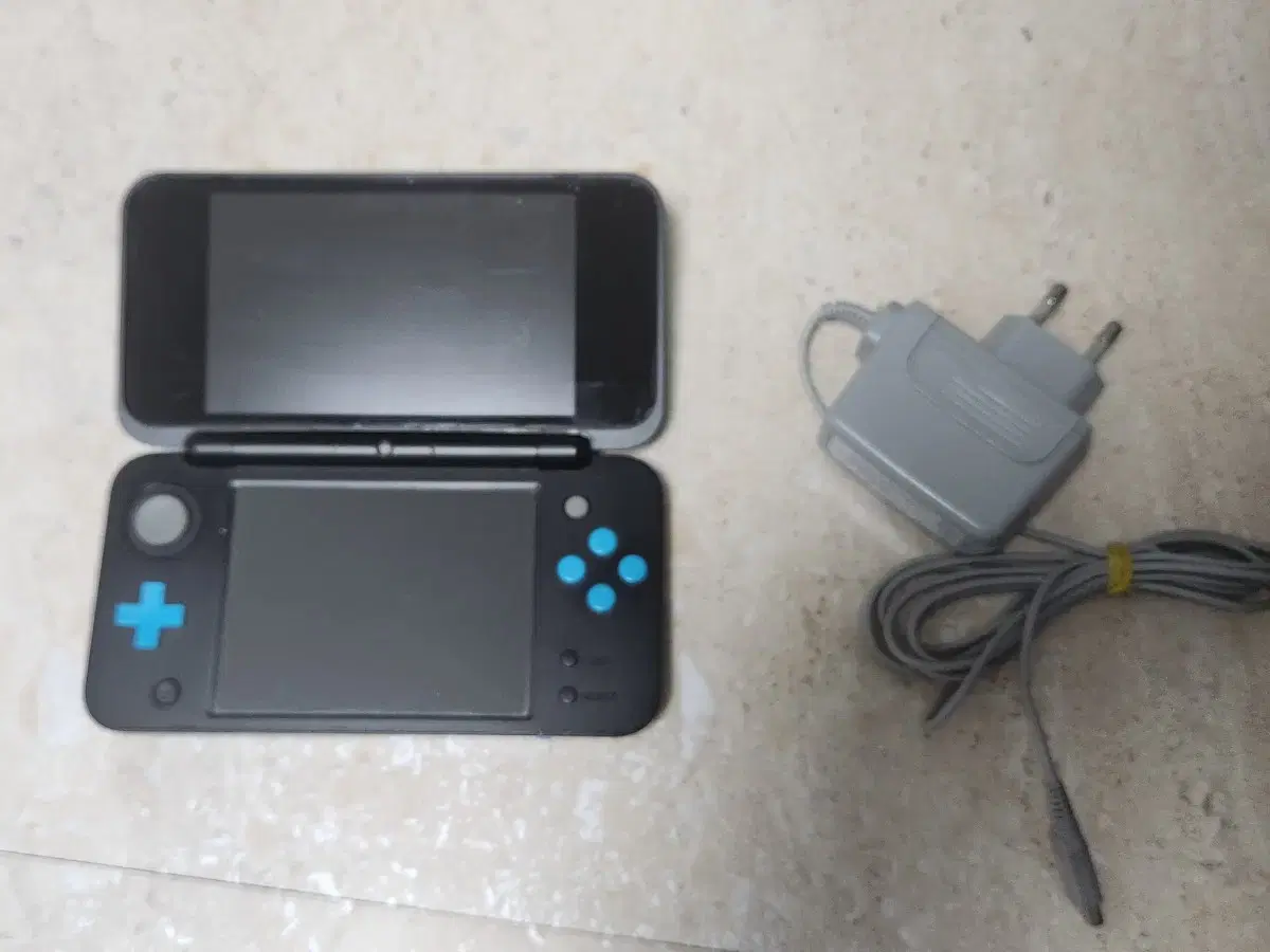 닌텐도 2ds xl 팝니다 충전기도 드려요