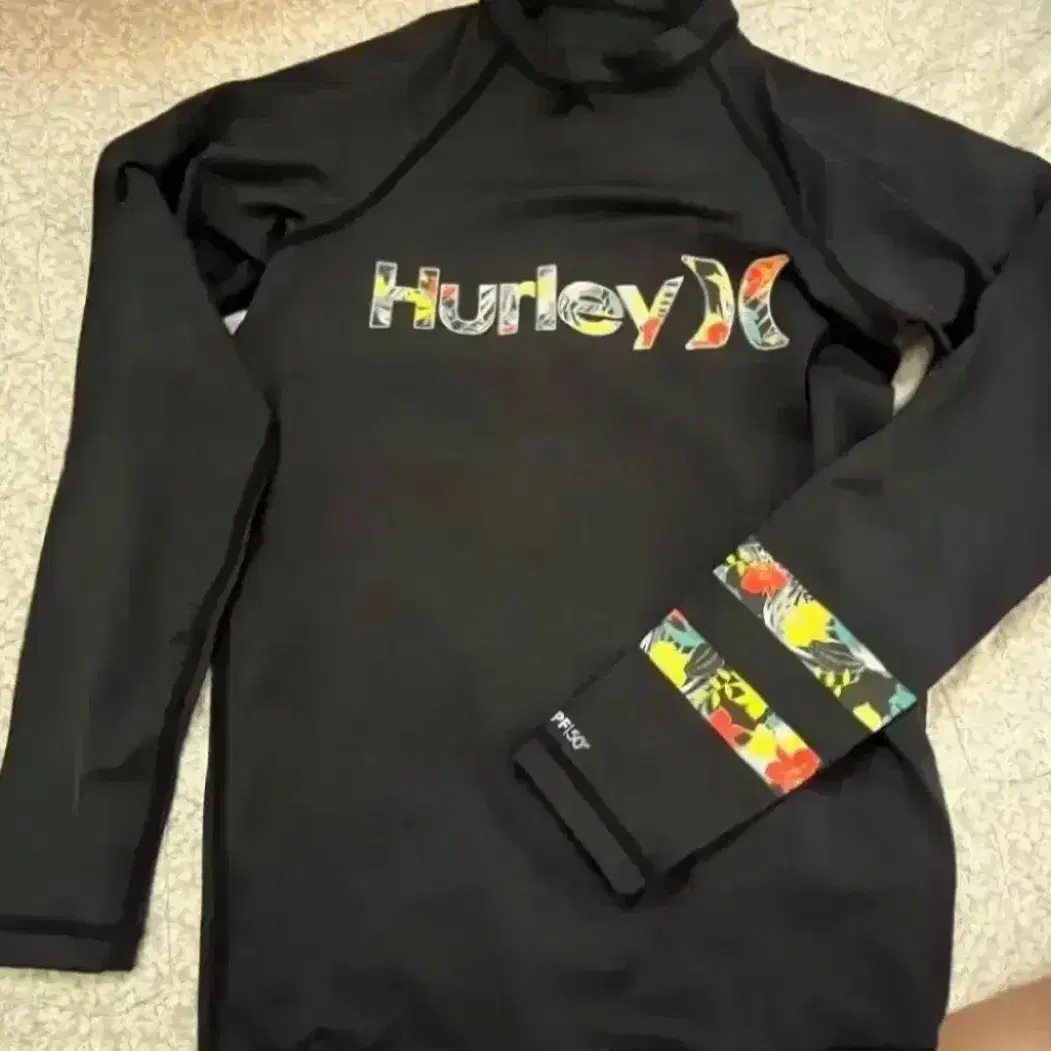 Hurley 헐리 래쉬가드 S사이즈