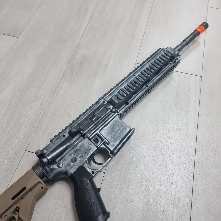 아카데미 HK416 STD 배터리화 및 웨더링버전 판매합니다.