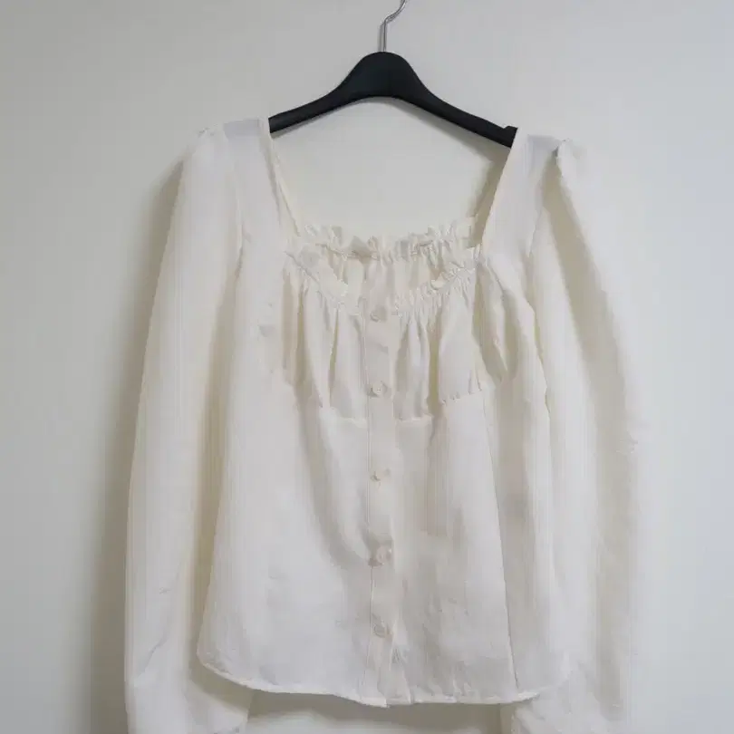 아워캐비넷 블라우스 (ruby puff blouse)