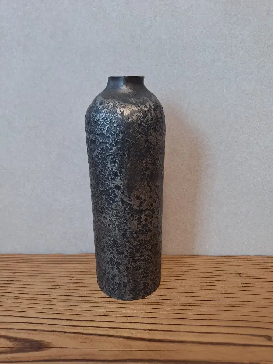 A vase made by hammering at a blacksmith's (handmade)