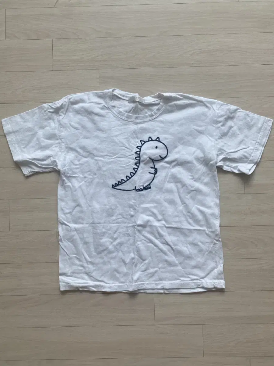 New white short-sleeved T-shirt with dinosaur print