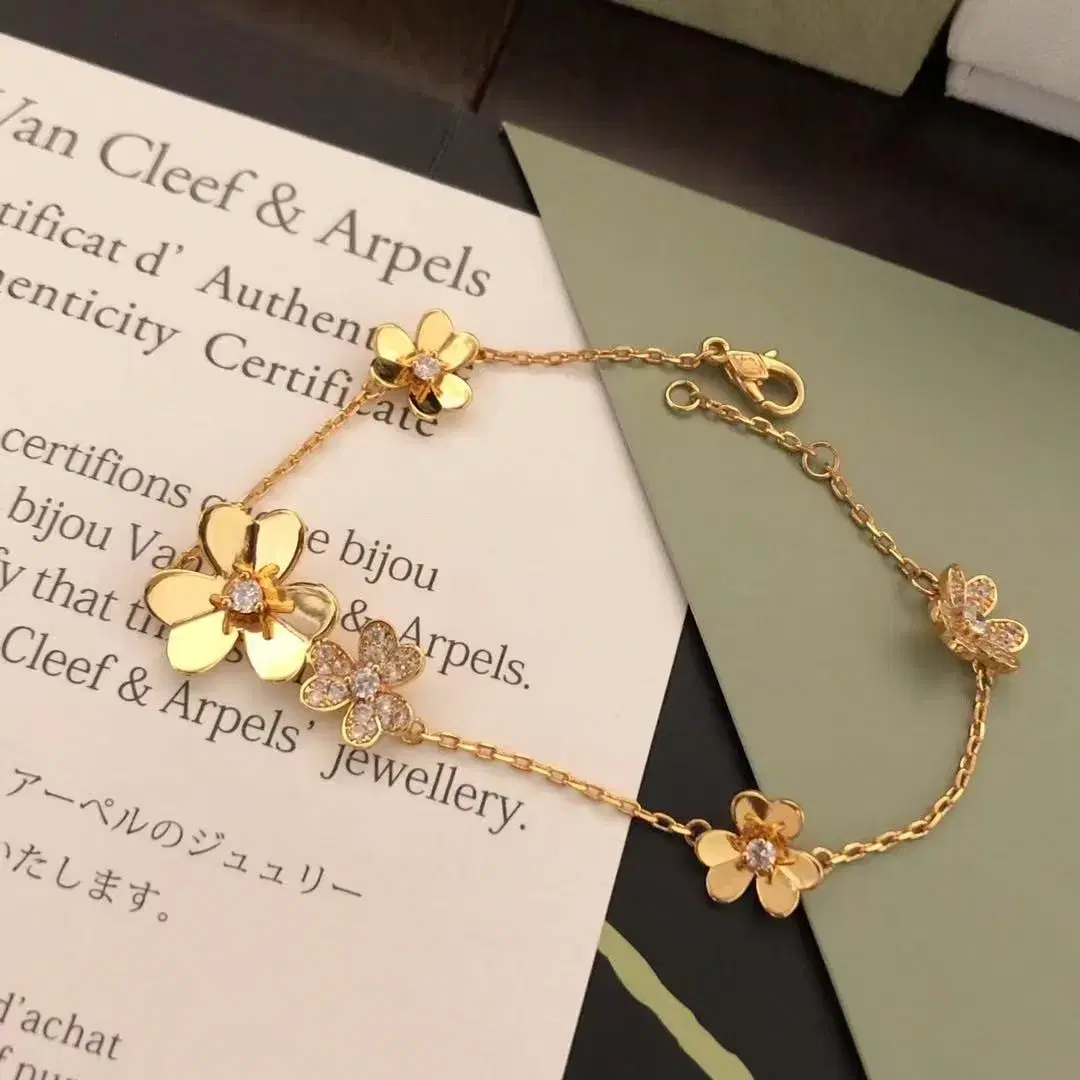 Van Cleef & Arpels다양한 꽃무늬의 펜던트 팔찌18cm