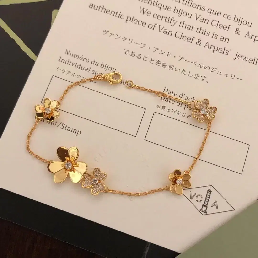 Van Cleef & Arpels다양한 꽃무늬의 펜던트 팔찌18cm