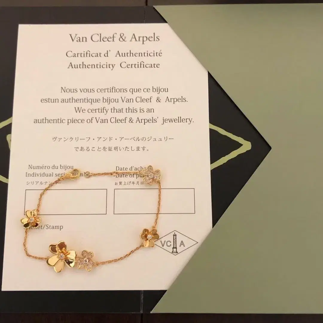 Van Cleef & Arpels다양한 꽃무늬의 펜던트 팔찌18cm