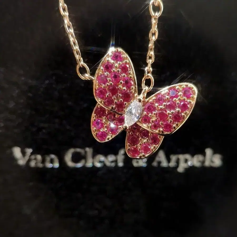 Van Cleef & Arpels한정 루비 나비 펜던트 목걸이