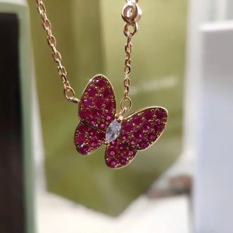 Van Cleef & Arpels한정 루비 나비 펜던트 목걸이