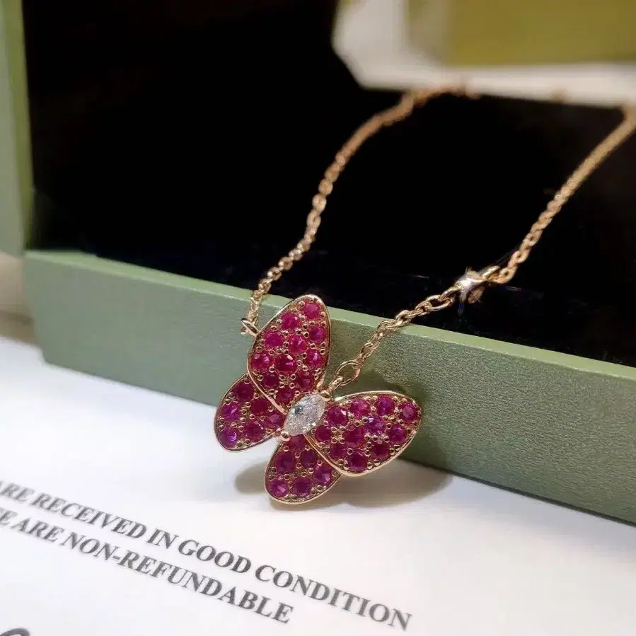 Van Cleef & Arpels한정 루비 나비 펜던트 목걸이