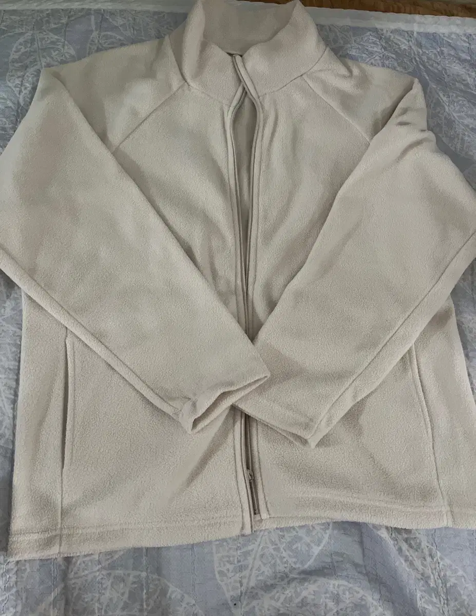 Cream-colored fleece L