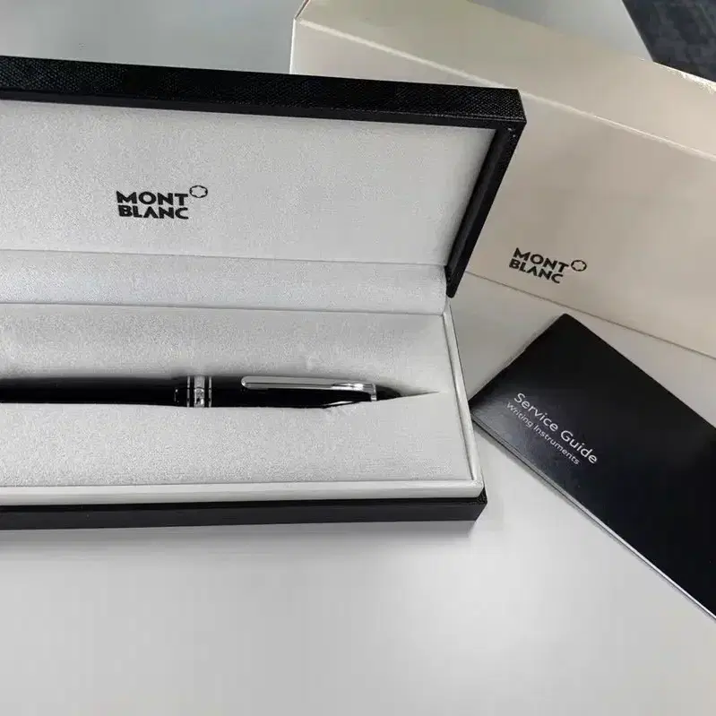 MONTBLANC  몽블랑   은색. 은빛.   만년필.