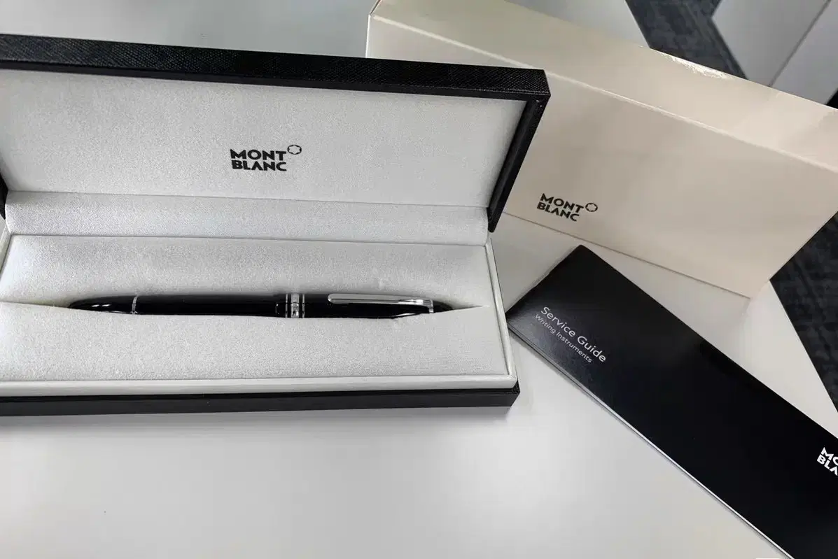 MONTBLANC  몽블랑   은색. 은빛.   만년필.