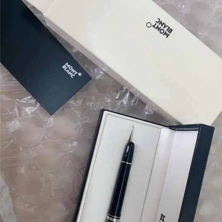 MONTBLANC  몽블랑   은색. 은빛.   만년필.