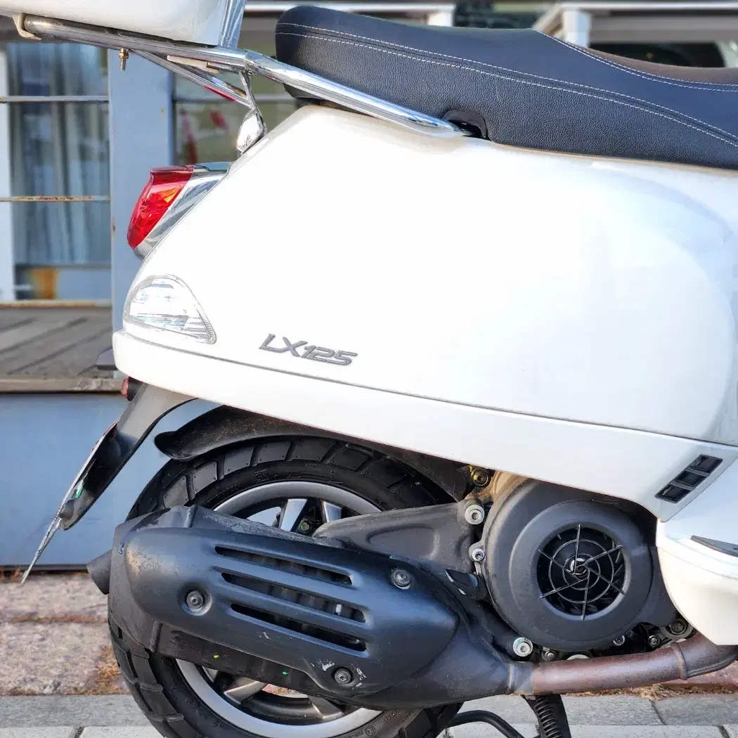 2023년식 베스파 LX125 1615KM 화이트 판매합니다.