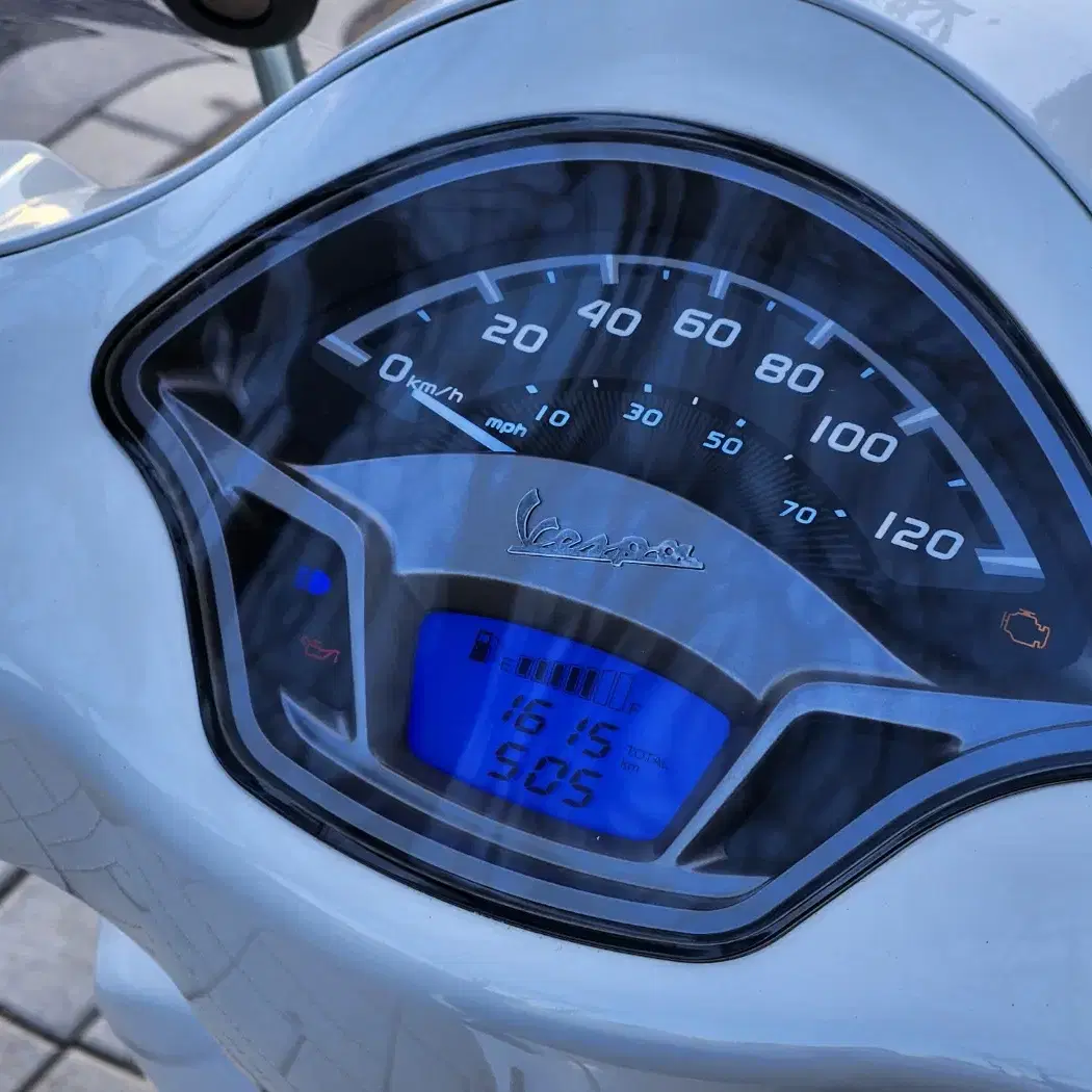 2023년식 베스파 LX125 1615KM 화이트 판매합니다.