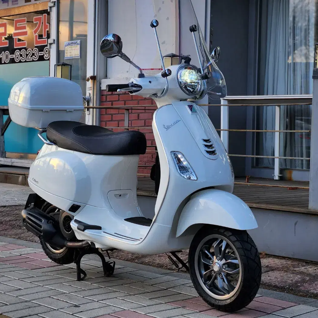 2023년식 베스파 LX125 1615KM 화이트 판매합니다.