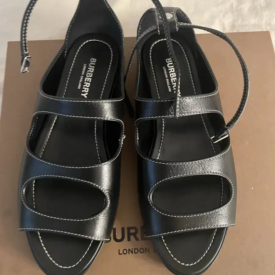 (uk4) Burberry 블랙 샌들 Kiersten Sandals