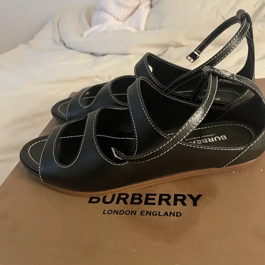 (uk4) Burberry 블랙 샌들 Kiersten Sandals