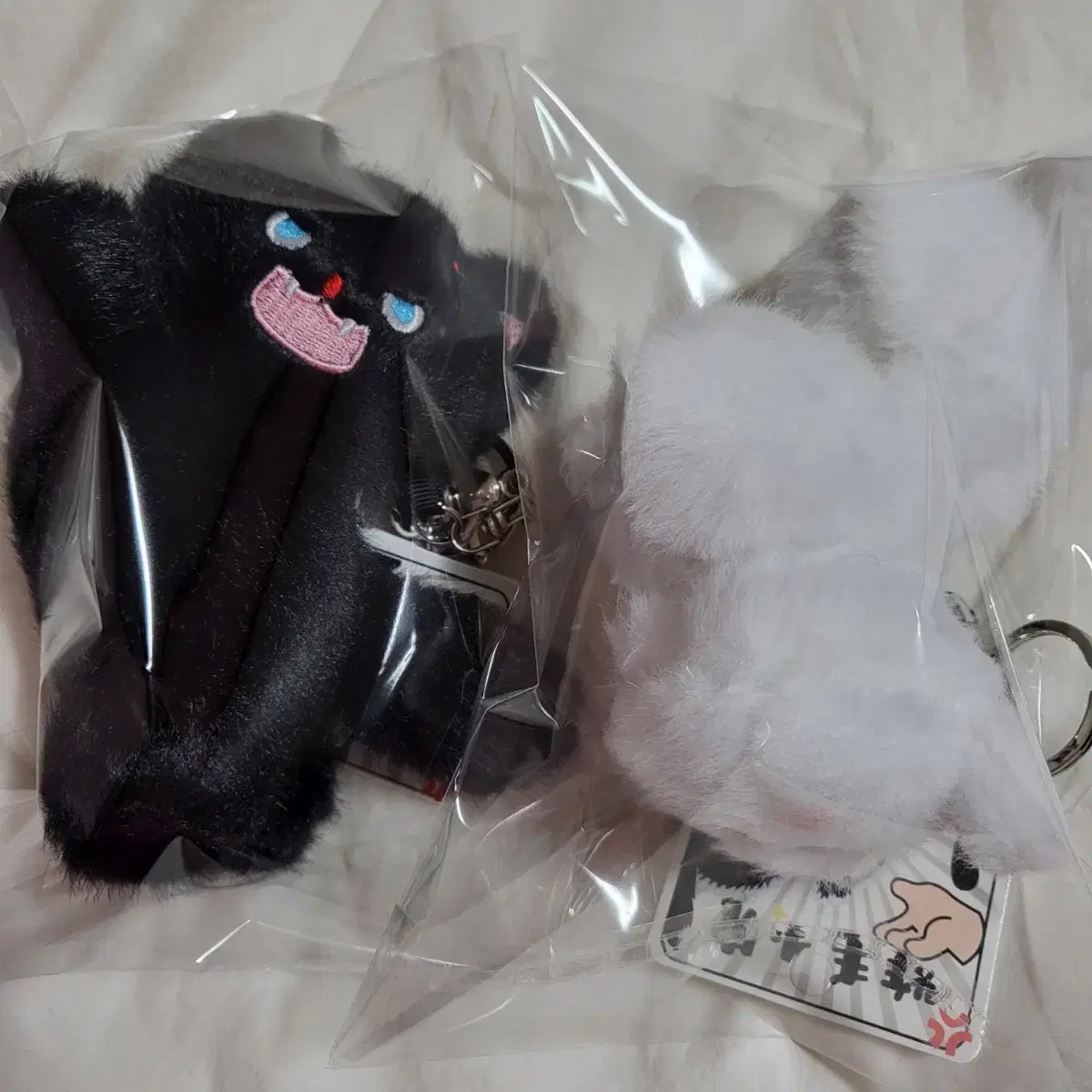 Angry Cat keyring (White / New product with a tag)