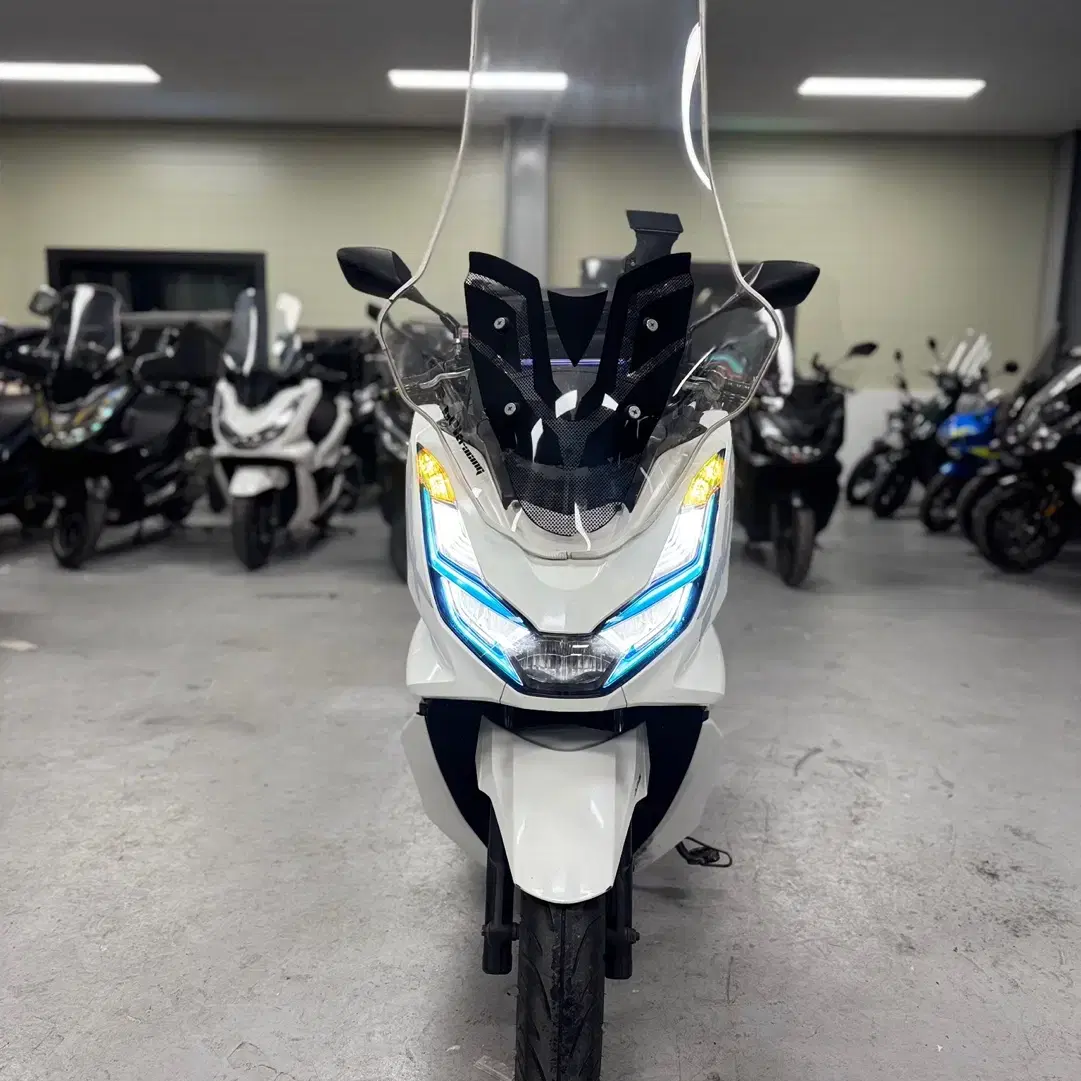 혼다 21년식 PCX125 ABS모델 7만Km 깔끔한 차량 판매합니다.