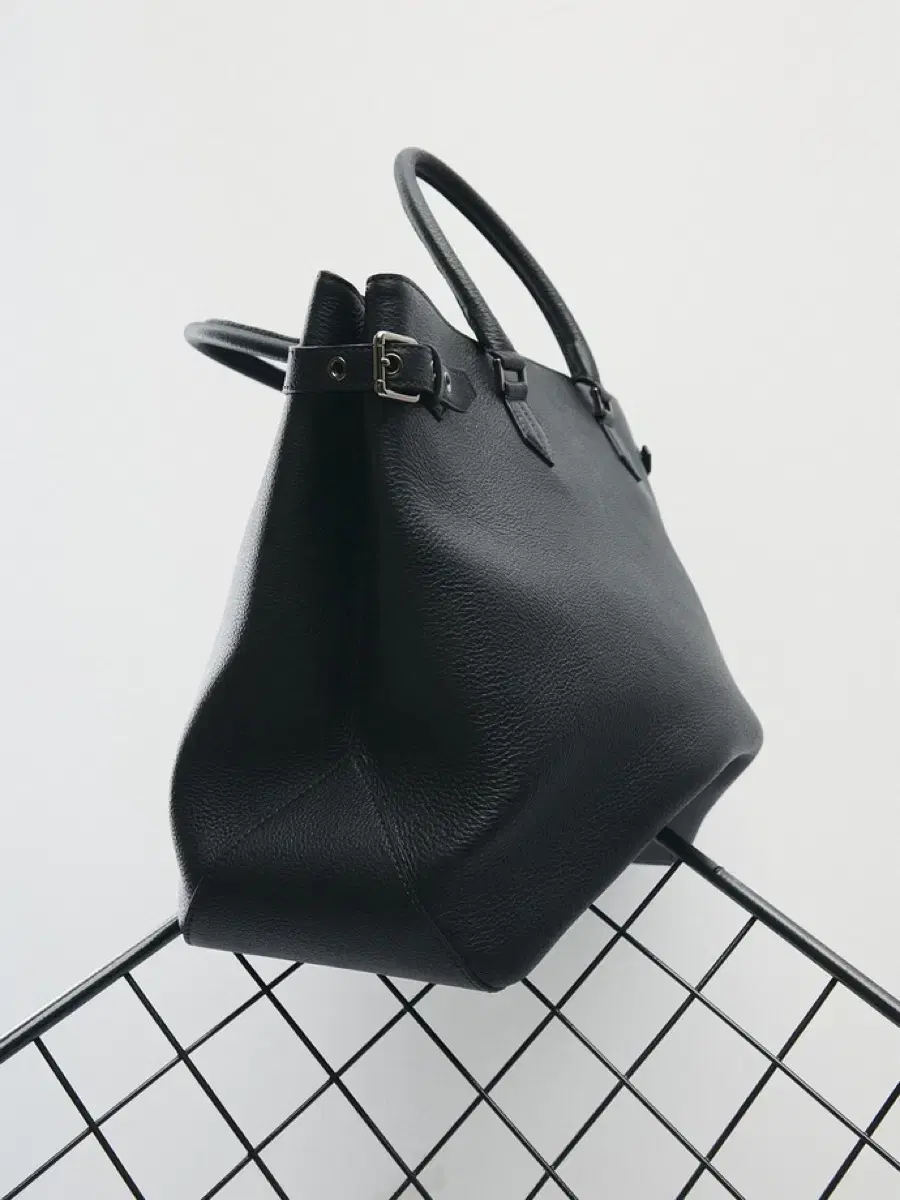 토니웩 25ss FULL GRAIN LEATHER TOTE 01