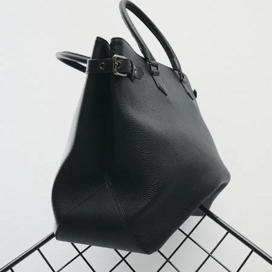 토니웩 25ss FULL GRAIN LEATHER TOTE 01