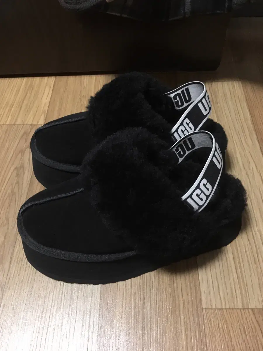 UGG 펀케트 슬라이드