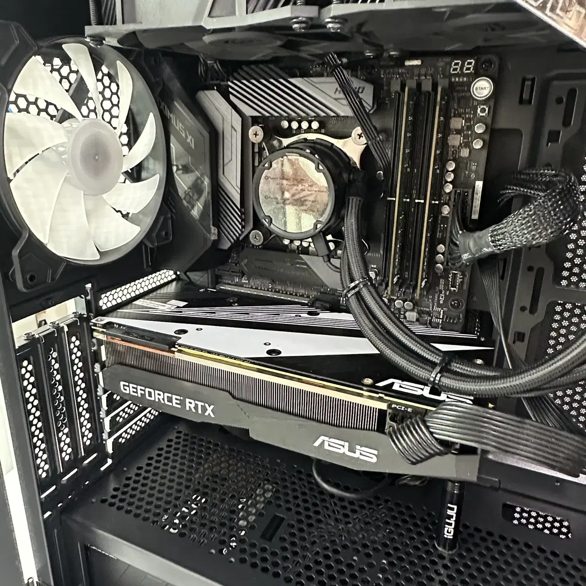 i9-9900k / 2080Ti 고사양 컴퓨터 한대남음