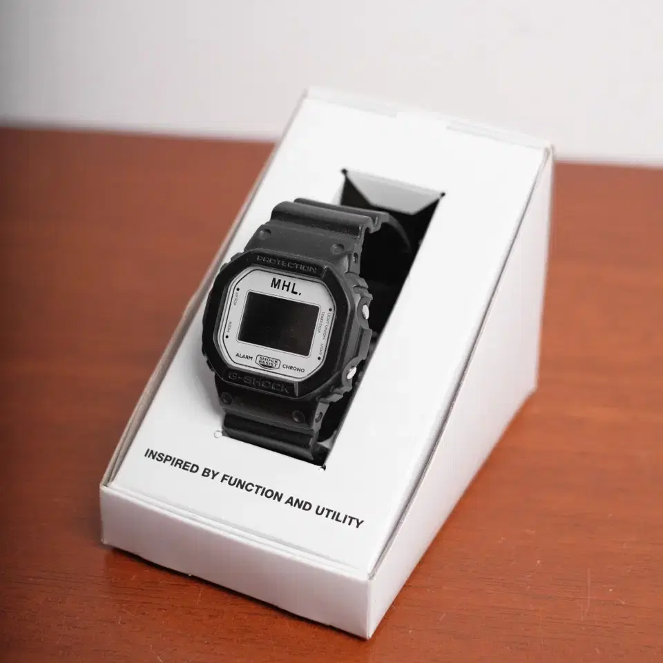 MHL X Casio 마가렛호웰 카시오 협업 시계 DW5600 블랙