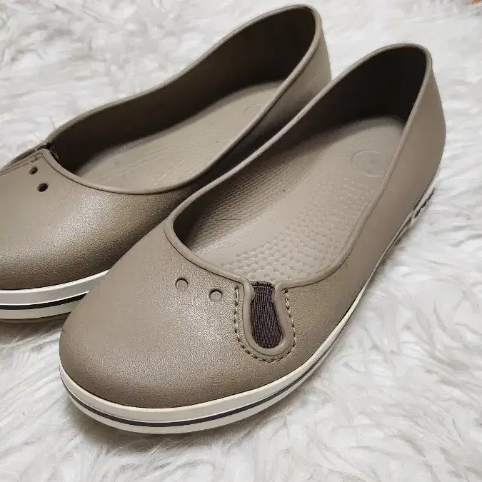 CROCS 크록스여성화슬립온이며 사이즈는 W8 약250미리 입니다