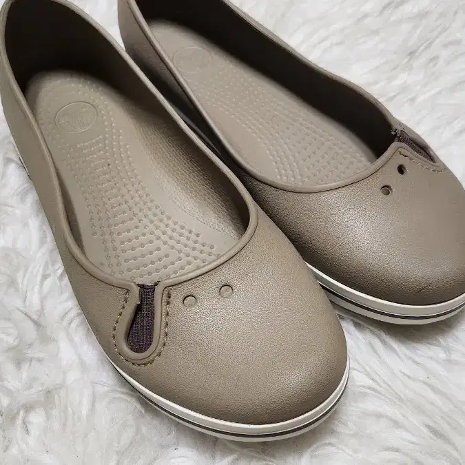 CROCS 크록스여성화슬립온이며 사이즈는 W8 약250미리 입니다