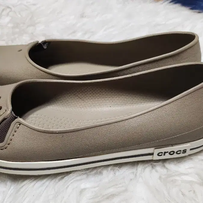 CROCS 크록스여성화슬립온이며 사이즈는 W8 약250미리 입니다