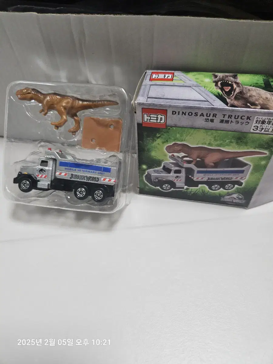 We sell Tomica Jurassic Truck.