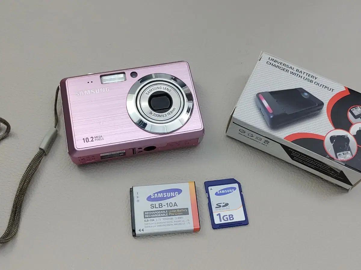 Pink Samsung VLUU ES55 travel camera retro vintage camera