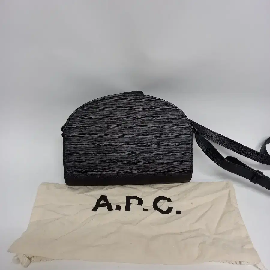 아페쎄 APC 하프문 크로스 바디백