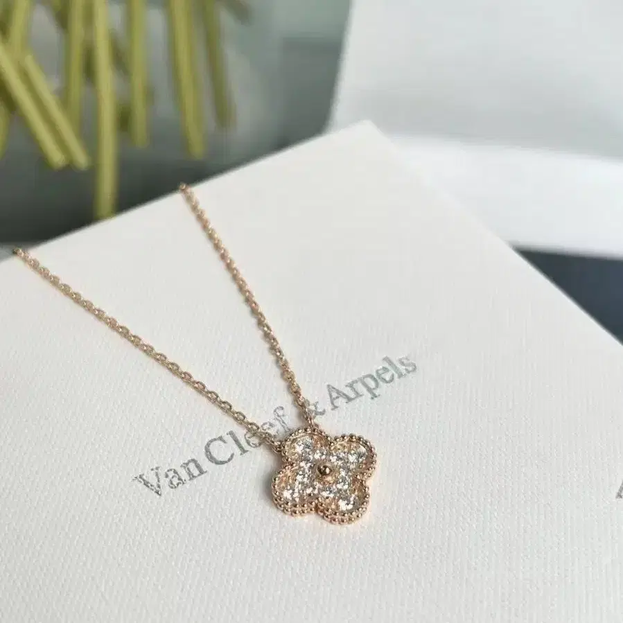 Van Cleef & Arpels 네 잎 클롭 펜던트 목걸이