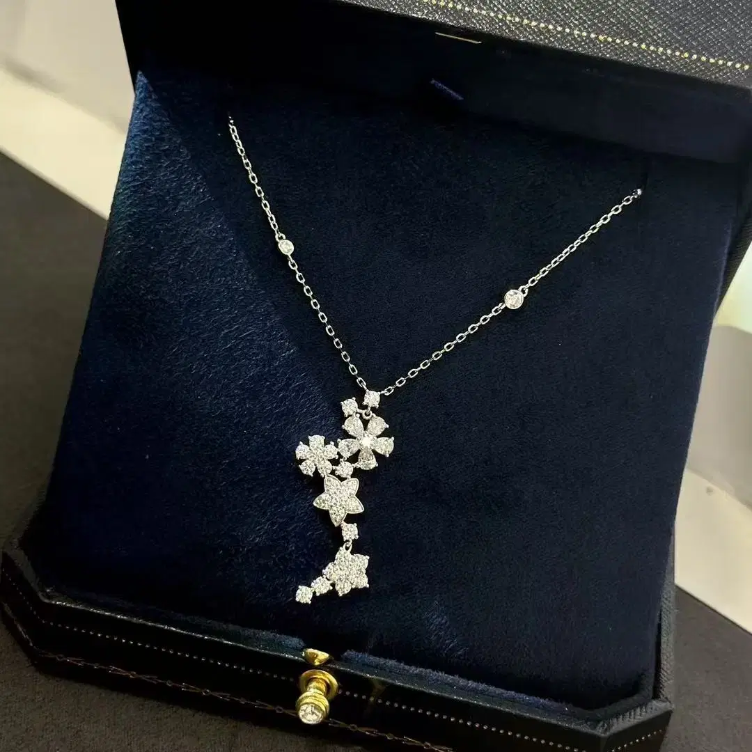 Van Cleef & Arpels 여러 가지 꽃이 달린 펜던트 목걸이