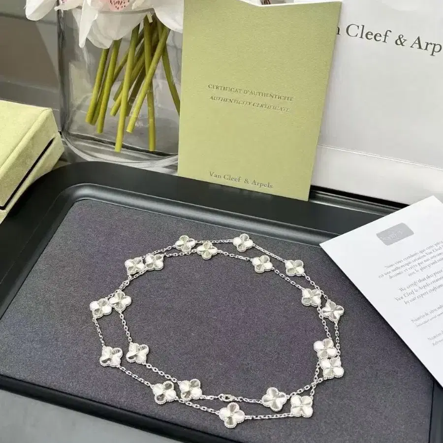 Van Cleef & Arpels 네 잎 클롭 펜던트 목걸이