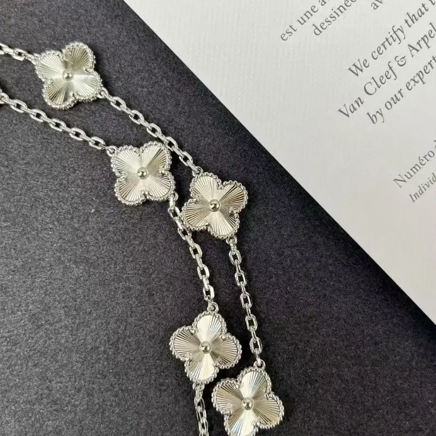 Van Cleef & Arpels 네 잎 클롭 펜던트 목걸이