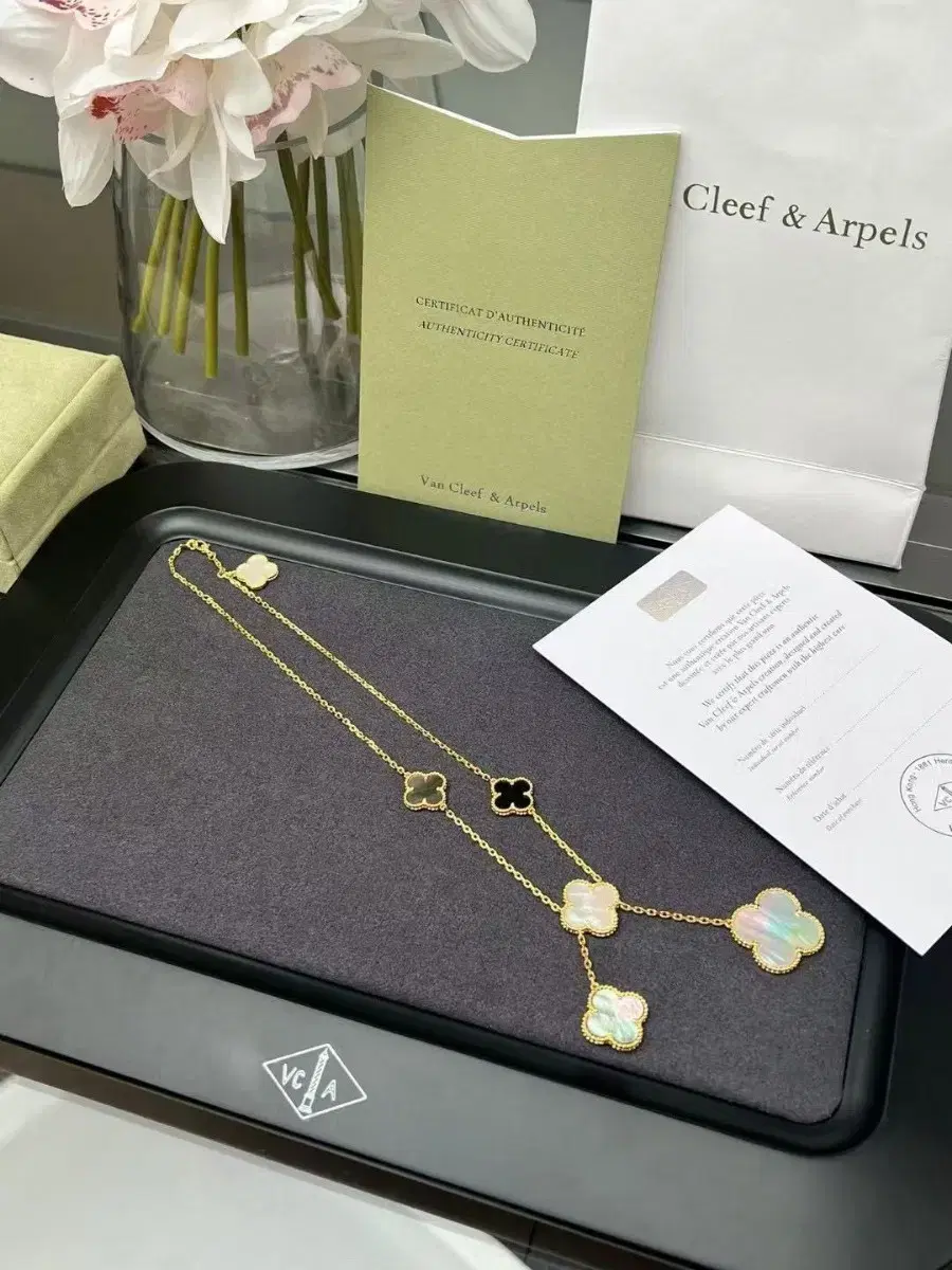 Van Cleef & Arpels 네 잎 클롭 펜던트 목걸이