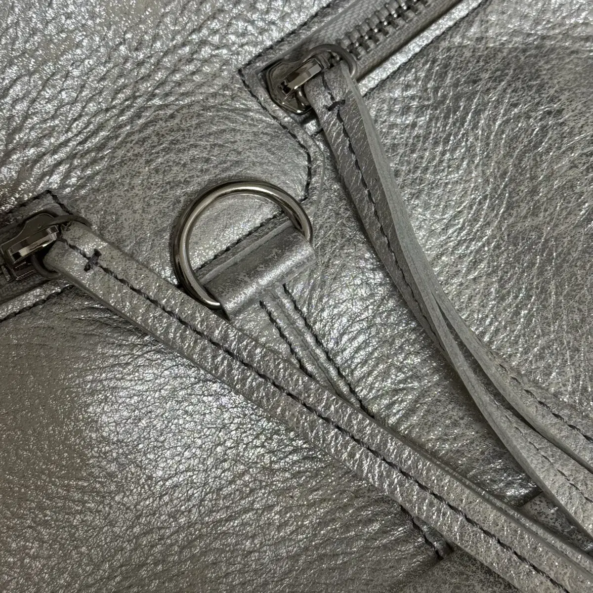 마뗑킴 ZIPPER LEATHER ROUND BAG IN SILVER