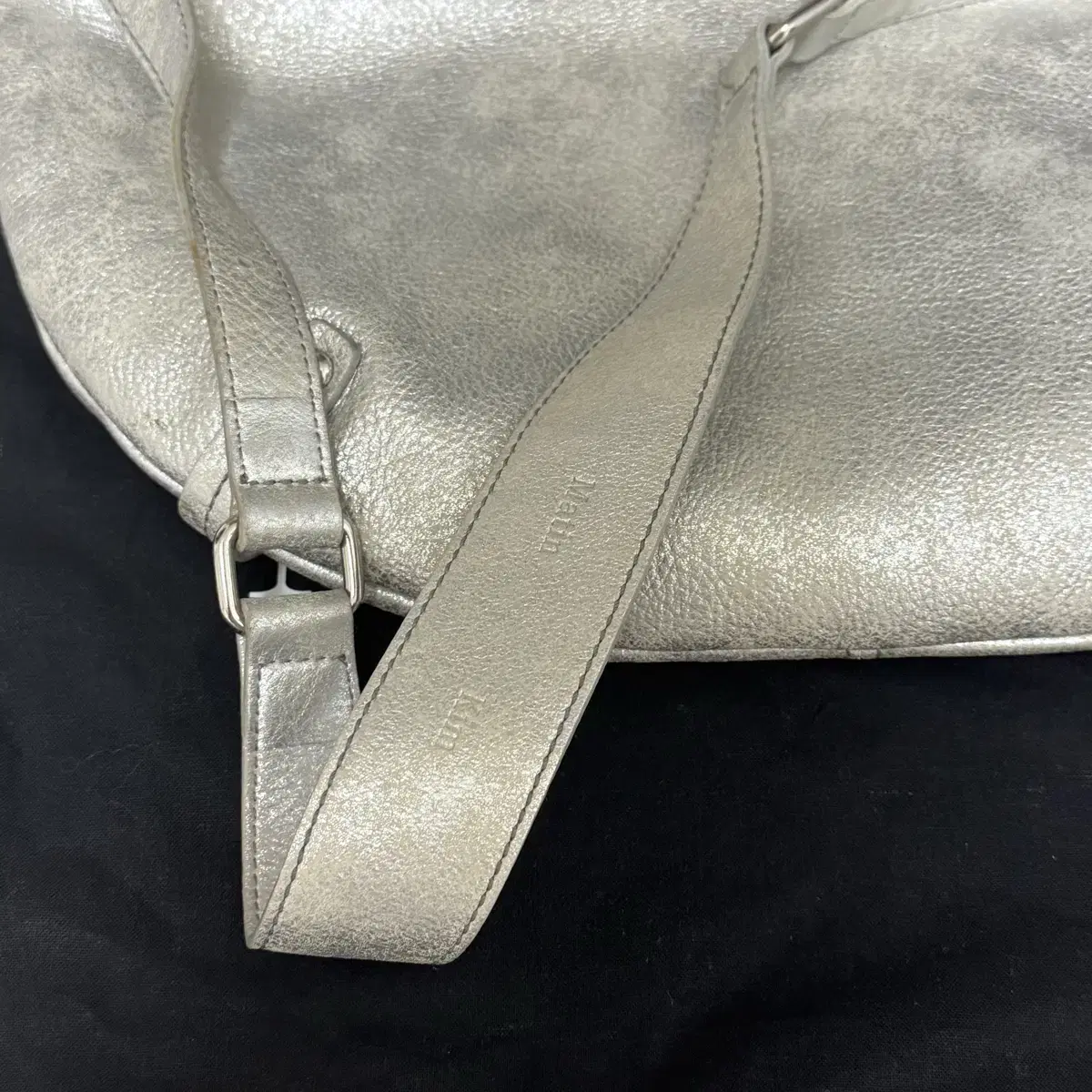 마뗑킴 ZIPPER LEATHER ROUND BAG IN SILVER