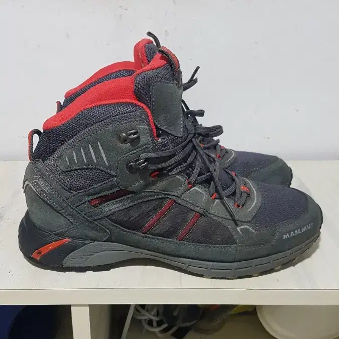 택포 250-255 정품 SWISS MAMMUT GORE-TEX 등산화!