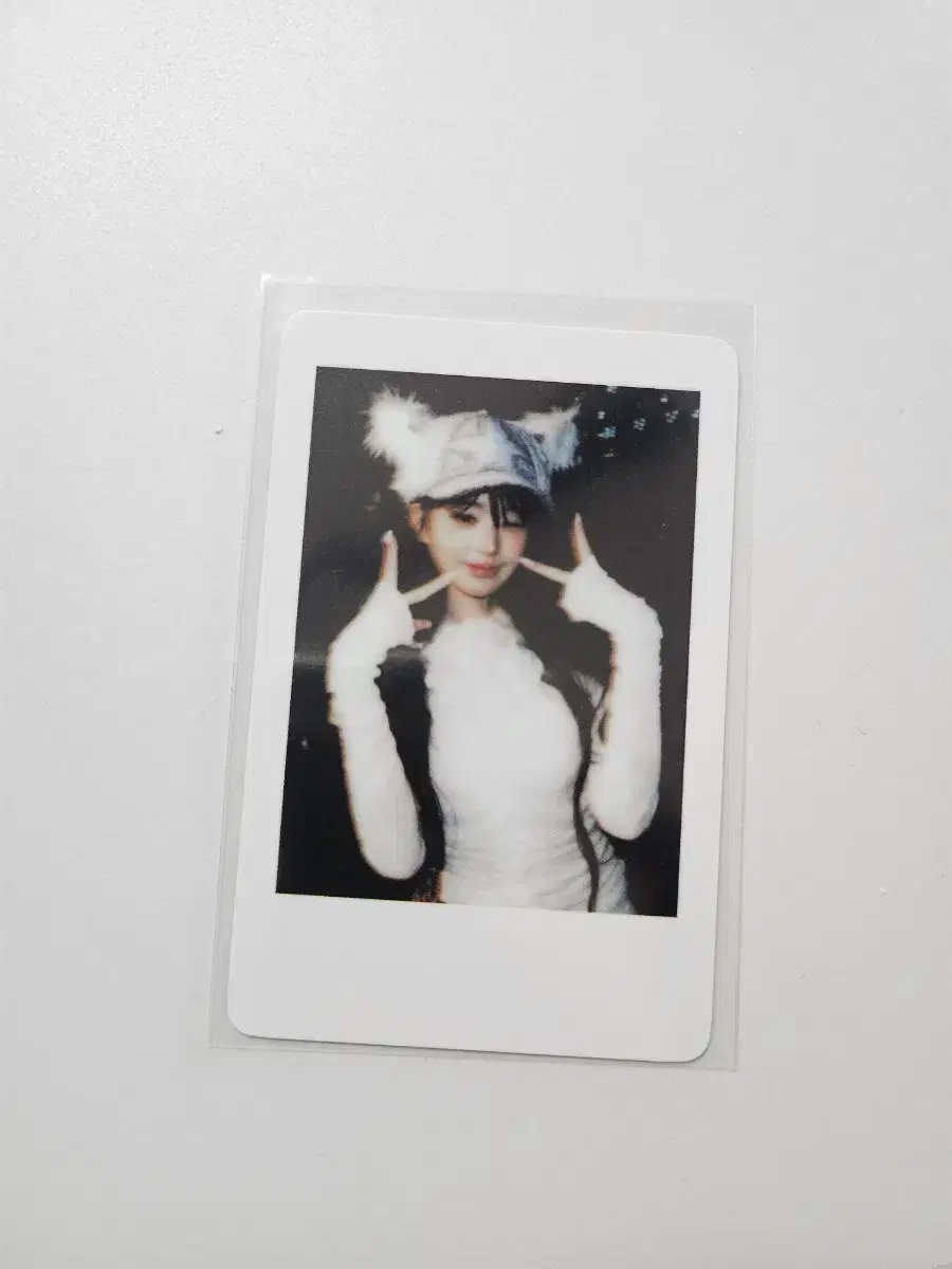 ive jang wonyoung empasy with muu polaroid