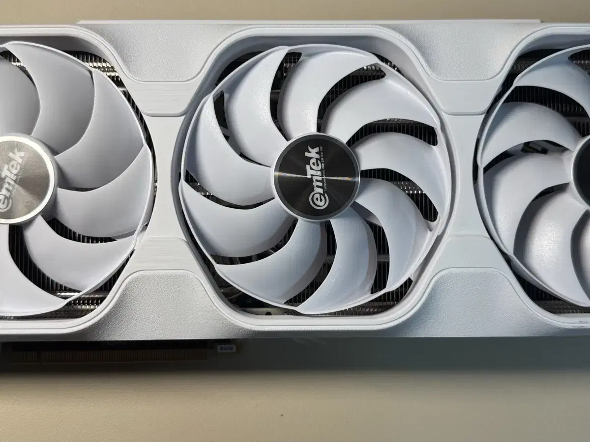 이엠텍 지포스 RTX 4080 SUPER MIRACLE WHITE D6X