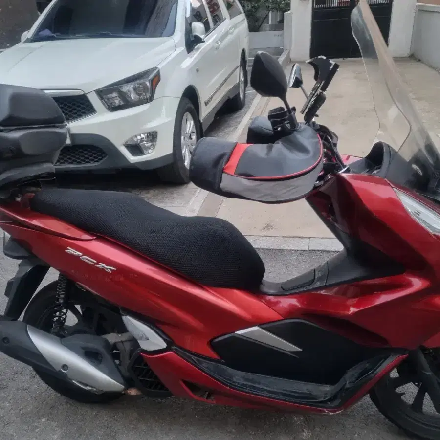 20년식 pcx125 판매합니다.