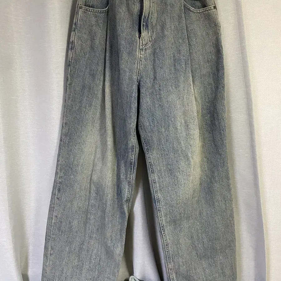 비긴202  one tuck wide denim bleached blue