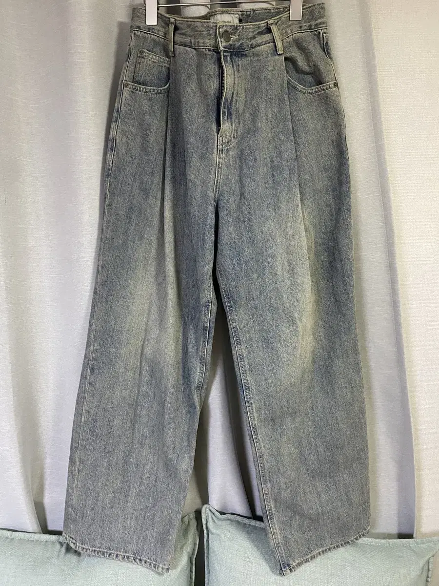 비긴202  one tuck wide denim bleached blue