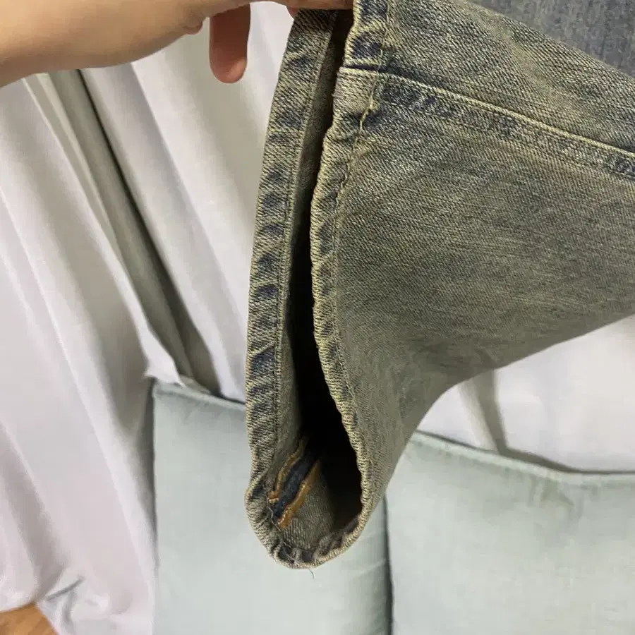 비긴202  one tuck wide denim bleached blue